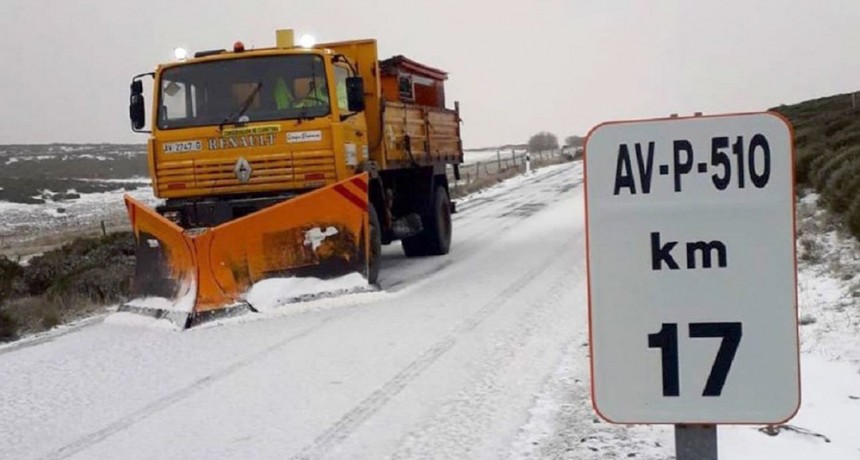 España: buscan quitar la nieve de las principales avenidas y rutas antes de la ola de frío