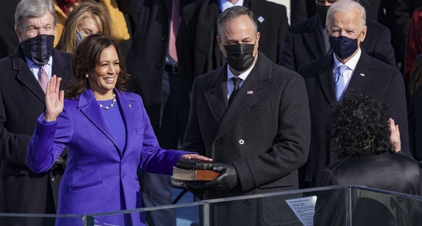 Kamala Harris se dice "lista para servir" tras asumir como la primera vicepresidenta de EEUU
