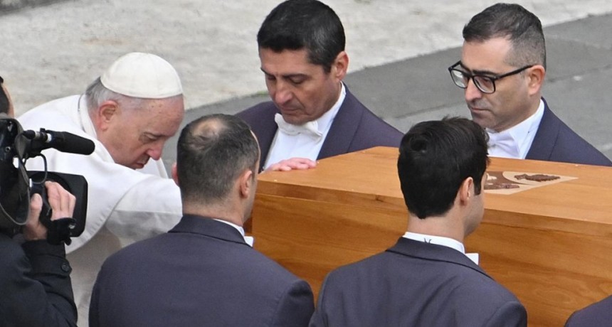  El Vaticano ya permite visitas a la tumba de Benedicto XVI 