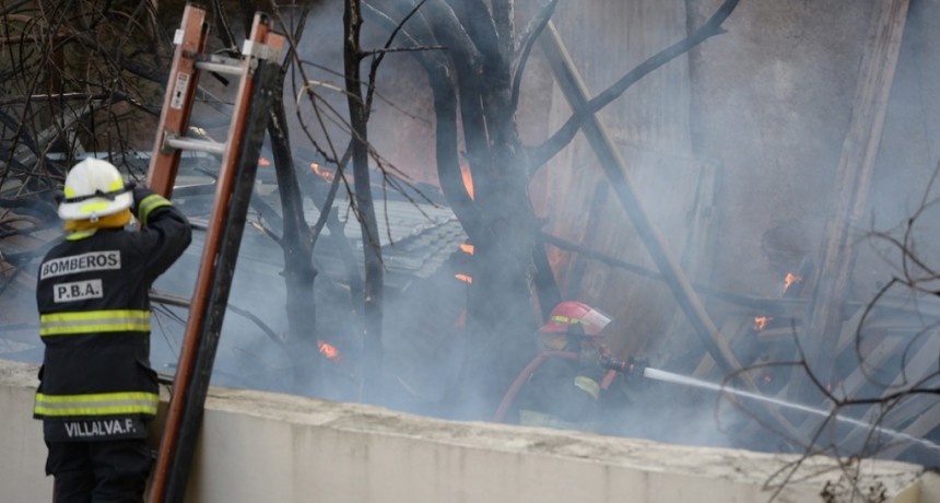  Más de 30 dotaciones de bomberos controlaron el incendio en una maderera 