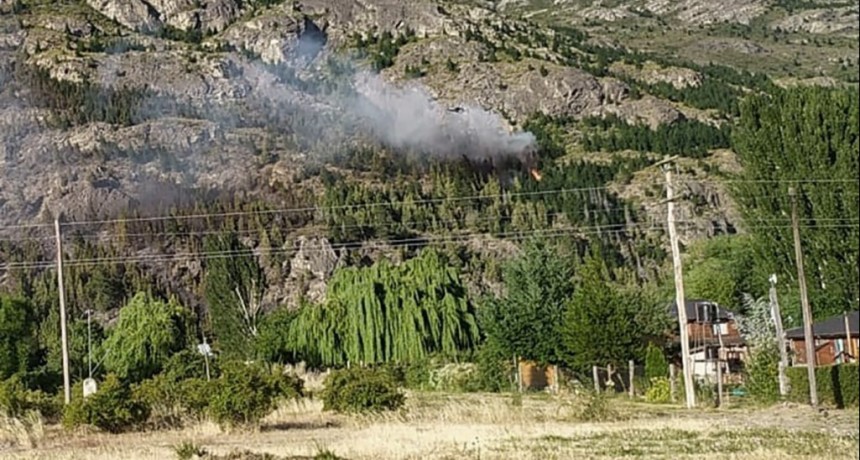  Incendio en Chubut: declararon la emergencia ígnea en El Hoyo y evacuaron a 52 personas 
