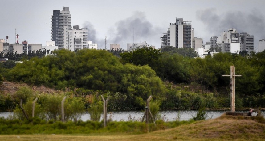  Los bomberos combaten un incendio en un depósito y una papelera en Berazategui 