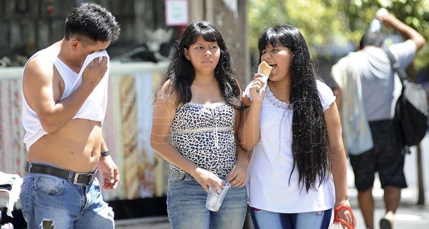  Continúan bajo alerta amarilla por calor intenso 15 distritos del país 