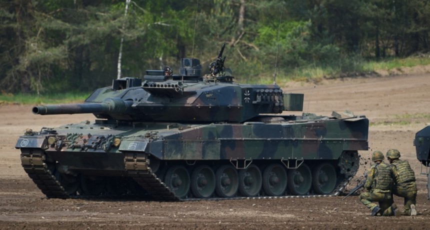  Alemania ahora está dispuesta a autorizar a Polonia la entrega de tanques a Ucrania 