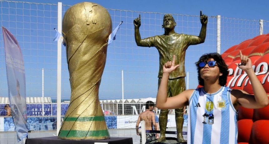  Mar del Plata tiene la primera estatua de Lionel Messi con las tres estrellas 