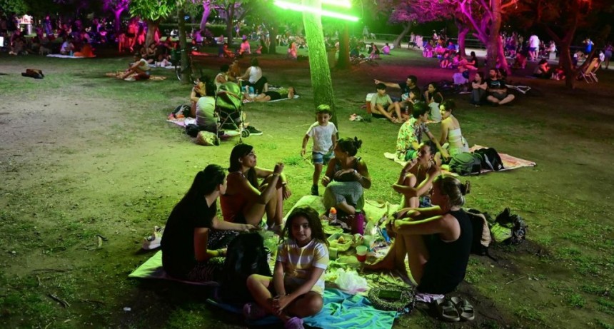  Una multitud disfrutó de los tradicionales picnics nocturnos en Rosario 