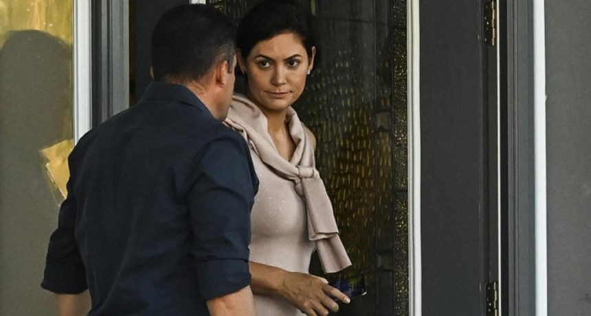  La esposa de Bolsonaro regresó sola a Brasil después de casi un mes en Estados Unidos 