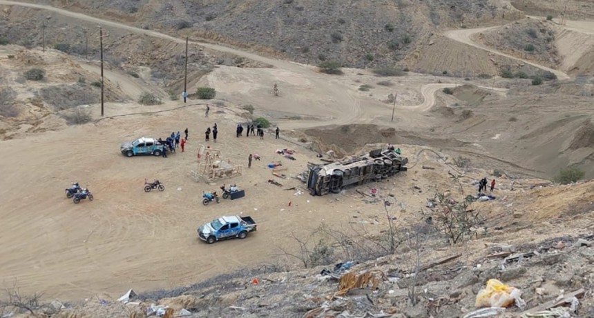  Murieron 24 personas al caer un autobús en un precipicio en Perú 