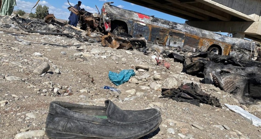  Un naufragio y la caída de un micro de un puente enlutan a Pakistán: al menos 51 muertos 