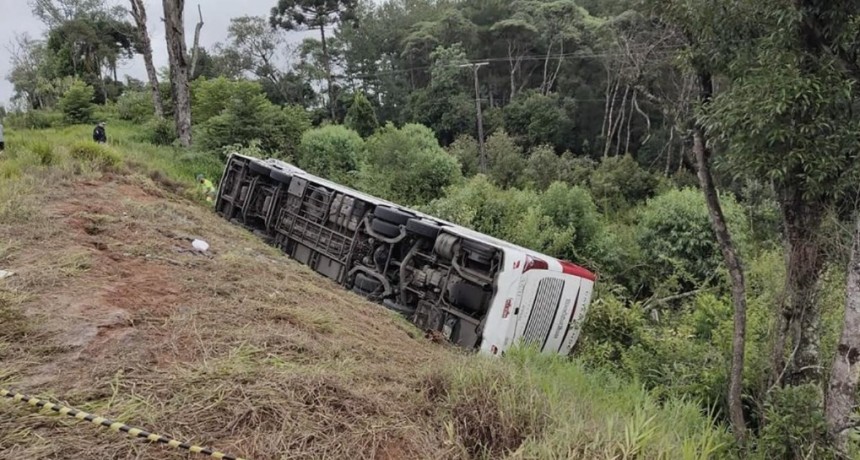  Un niño y su madre argentinos murieron al caer un bus por un barranco en Brasil 
