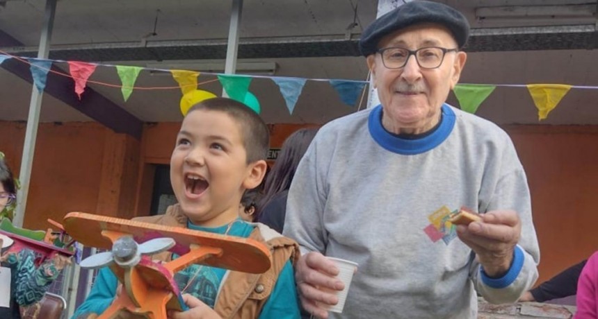  Don José, a sus 90 años, sigue fabricando sonrisas para chicas y chicos 