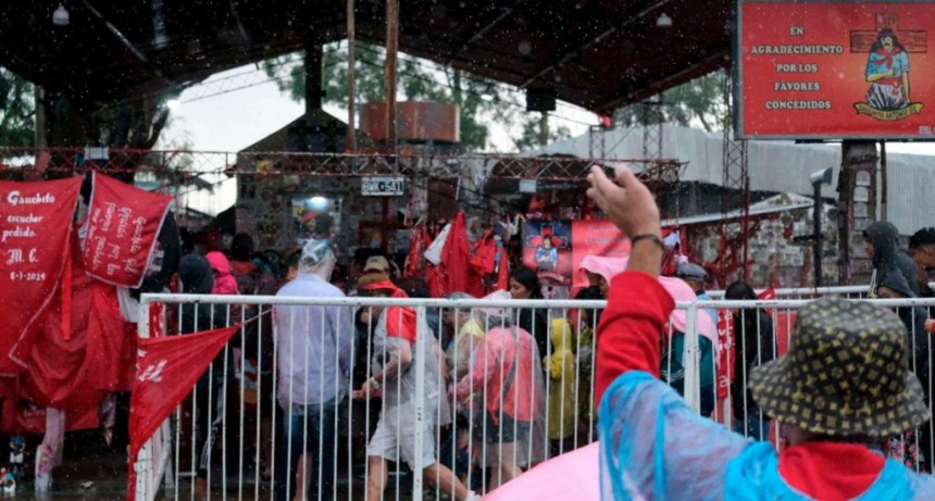  Bajo un diluvio, 350.000 pasaron por el santuario del Gauchito Gil en Mercedes 