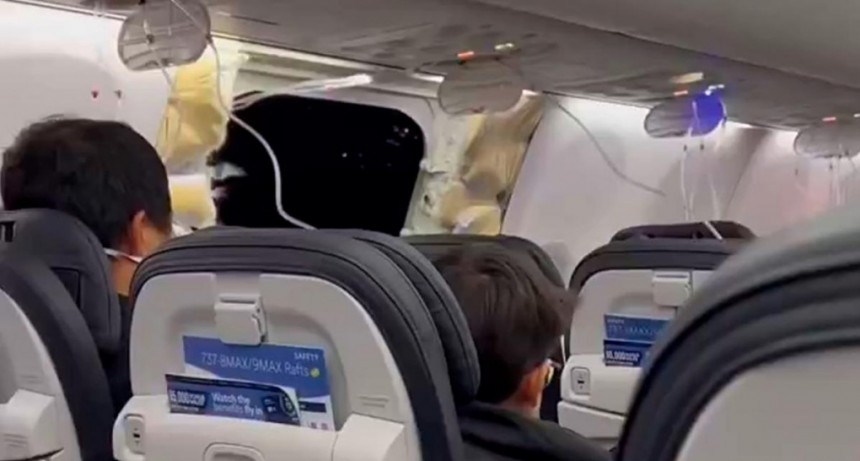  Un profesor de Oregón encontró la puerta de un avión en su patio 