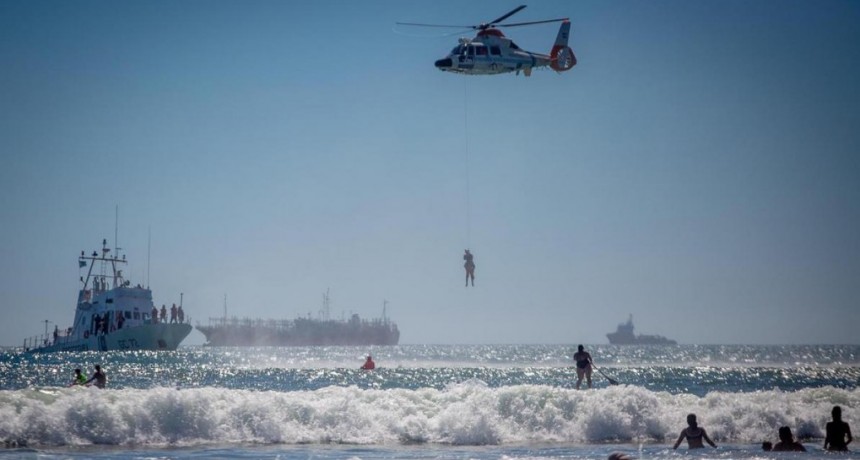  Realizaron un simulacro de rescate en el mar con un helicóptero y embarcaciones 