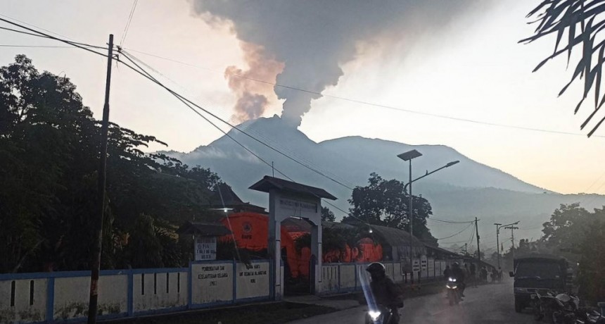  Alerta máxima en Indonesia por la erupción de un volcán 