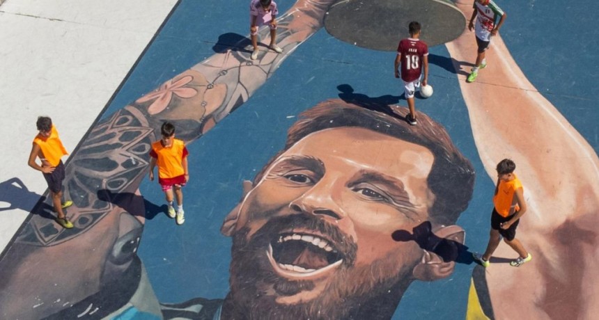  Homenajean al Messi campeón del mundo con un mural gigante en un balneario 