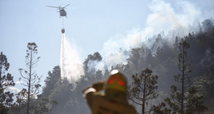  Luchan para controlar un incendio forestal en el Parque Nacional Los Alerces en Chubut 
