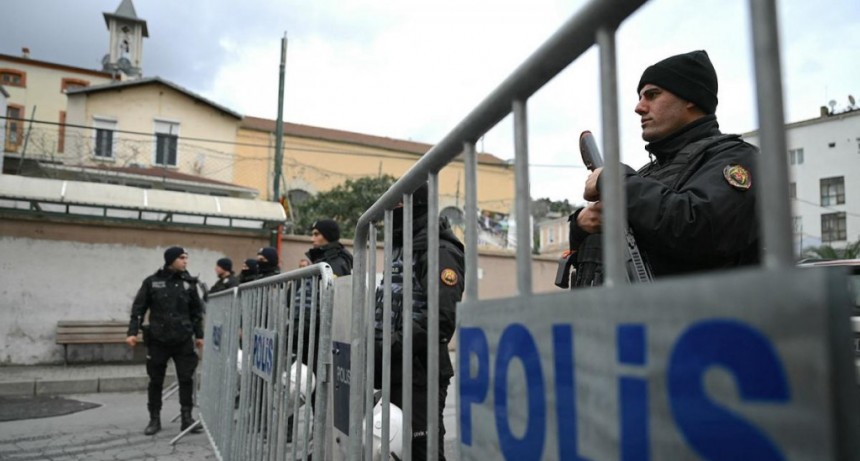  Atacaron a tiros una iglesia en la ciudad turca de Estambul y mataron a una persona 