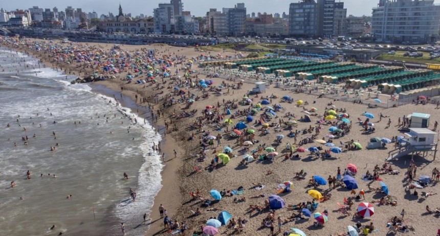  Mar del Plata celebra sus 150 años con música, desfiles, alfajores y una torta gigante 