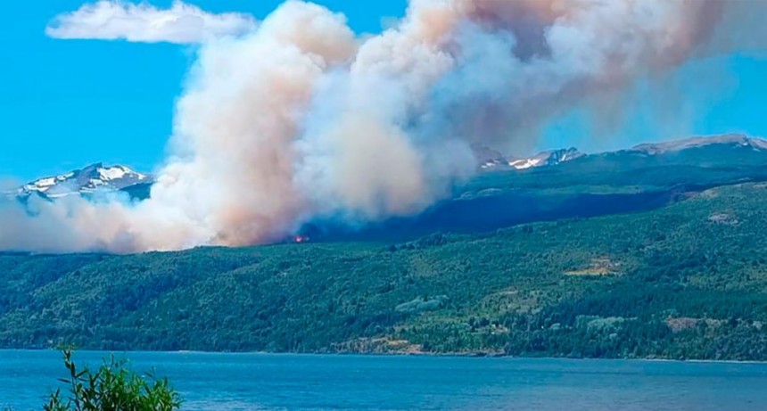  El humo impidió que los aviones hidrantes combatan el fuego en Los Alerces 