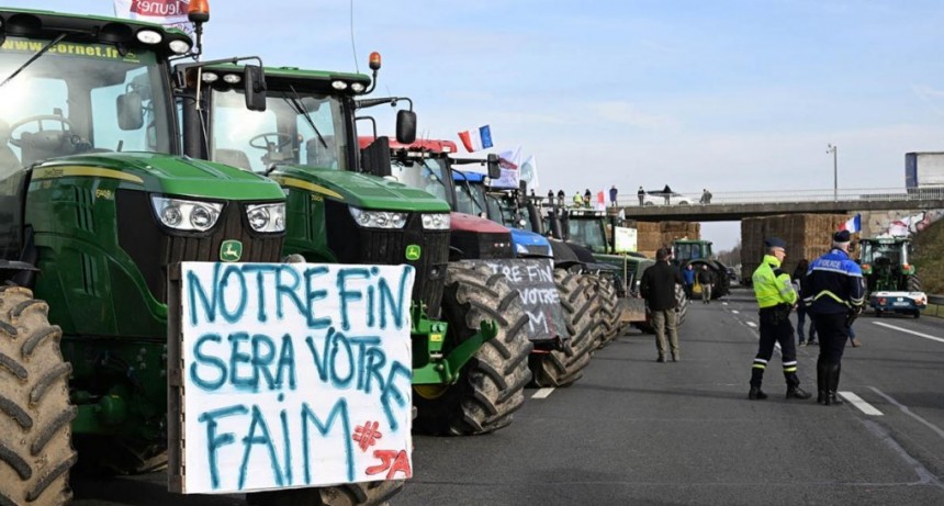  Los agricultores comenzaron a bloquear Par&iacute;s y ponen en jaque al Gobierno 
