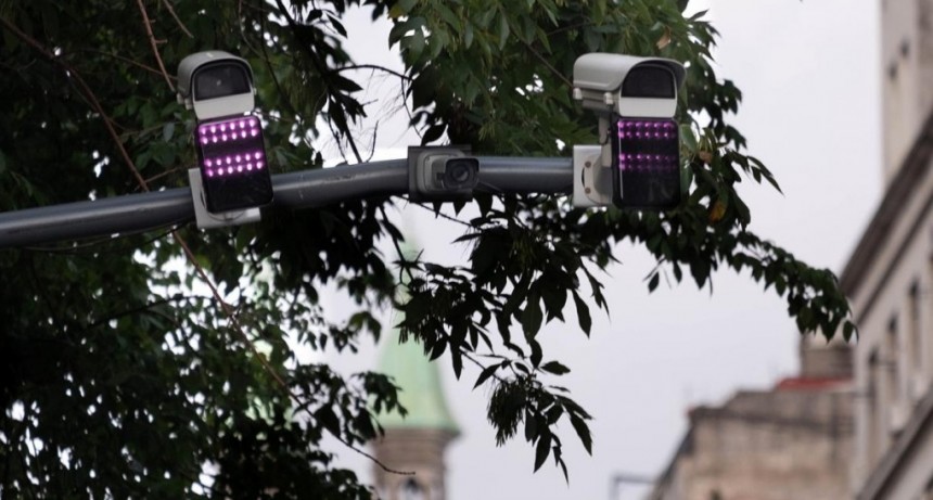  Desde hoy, cámaras controlan el uso del celular o falta de cinturón en CABA 