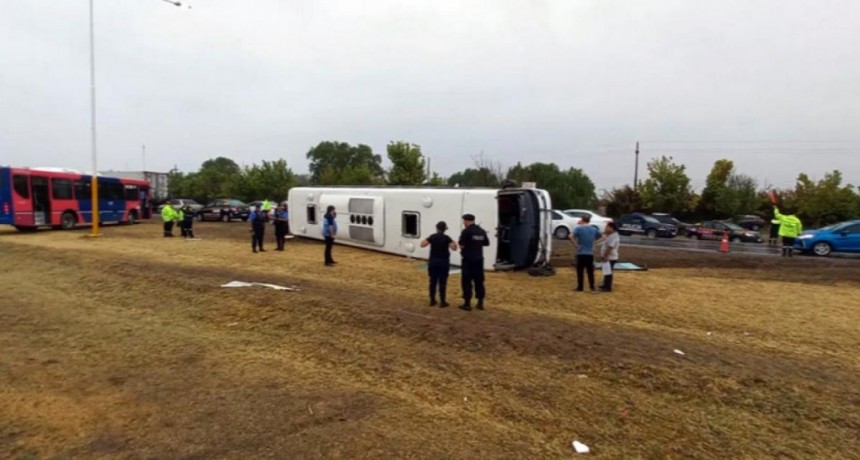  Volcó un micro con 22 pasajeros en Mendoza: 2 heridos leves 