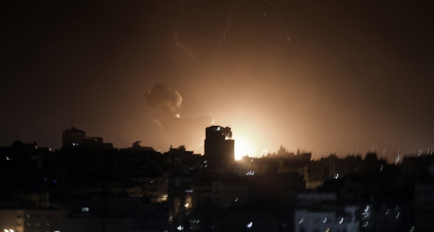  Israel bombardeó la Franja de Gaza y luego grupos palestinos lanzaron cohetes 