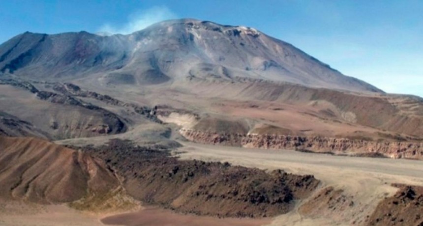  Monitorean en Salta al volcán chileno Láscar ante su posible erupción 