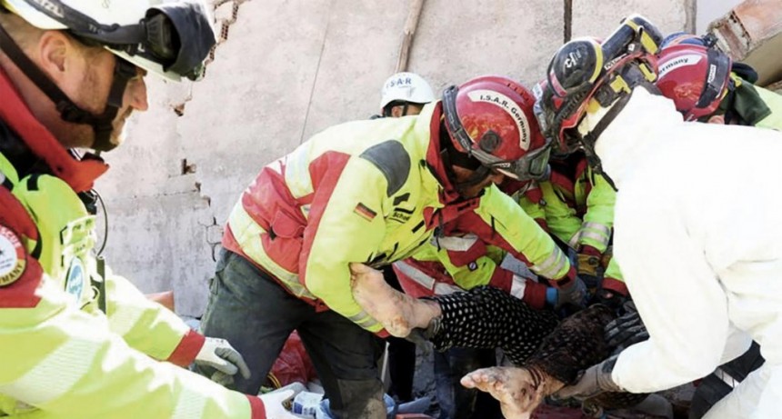  Rescataron a una mujer que pasó más de 100 horas sepultada tras el sismo en Turquía 