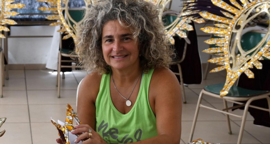  Teñir plumas de gallina y bailar desde bebé: historias de familias carnavaleras 