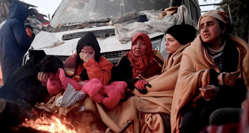  Turquía: Sobrevivieron al terremoto pero murieron al incendiarse su casa 