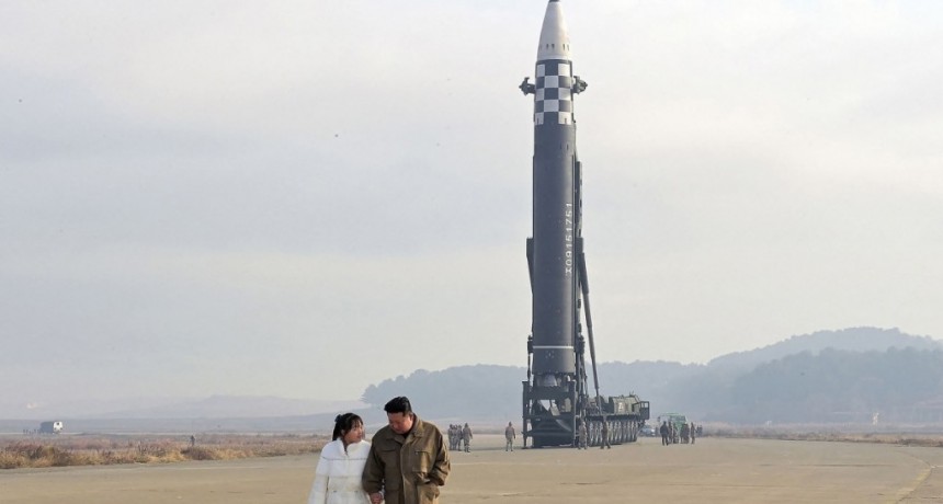  Un misil de Corea del Norte voló 900 kilómetros antes de caer en aguas de Japón, según Tokio y Seúl 