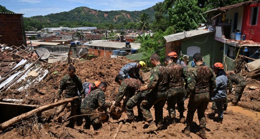  Son al menos 44 los muertos por las lluvias torrenciales en Brasil 
