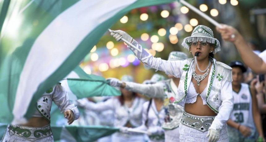  Cientos de familias disfrutaron de los carnavales porteños con cuatro murgas emblemáticas 