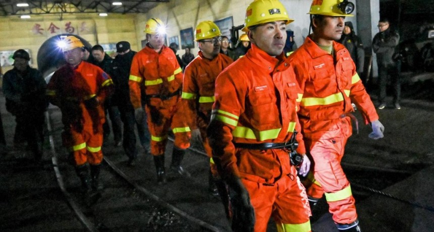  Al menos dos muertos y 53 desaparecidos tras el derrumbe de una mina de carbón 