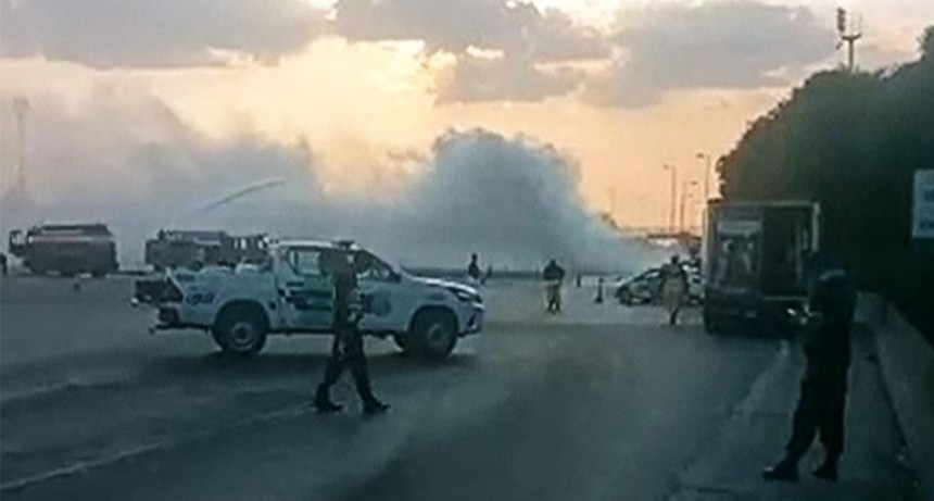  El vuelco de un camión provocó una nube tóxica y caos de tránsito en Ituzaingó 