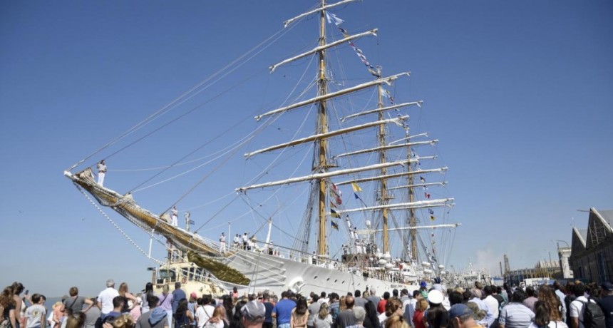  La Fragata Libertad amarró en puerto de Ingeniero White tras su paso por Mar del Plata 