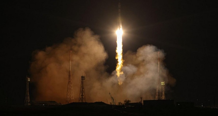  Una nave rusa llegó a la Estación Espacial Internacional para buscar a tres astronautas 
