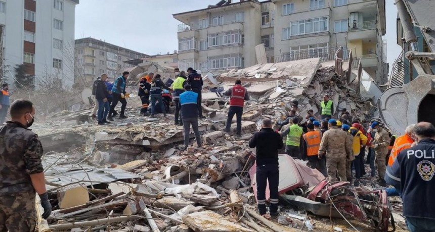  Al menos un muerto y decenas de heridos en un nuevo sismo en Turquía 