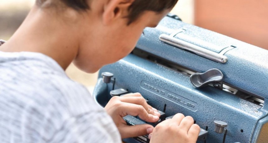  Entregaron 60 máquinas de escribir Braille para niños y niñas de todo el país 
