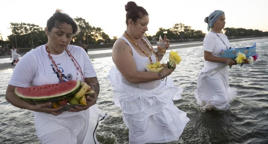  Se celebró a Iemanjá, la deidad del agua de mar, en la ribera de Quilmes 
