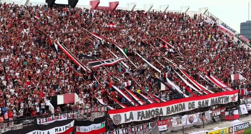  Crimen en el ascenso: matan a un hincha de Chacarita con una puñalada en plena tribuna 