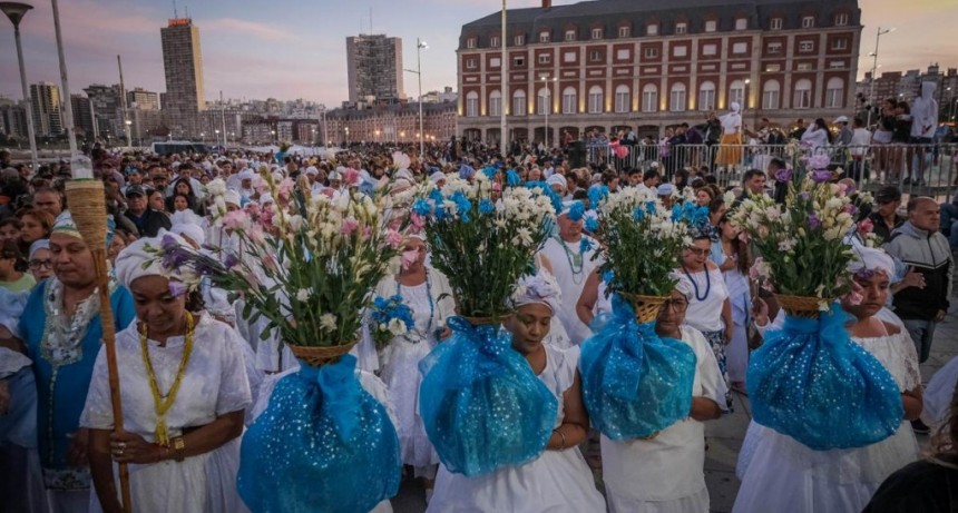  Multitudinaria ceremonia en honor a Iemanjá en las playas de Mar del Plata 