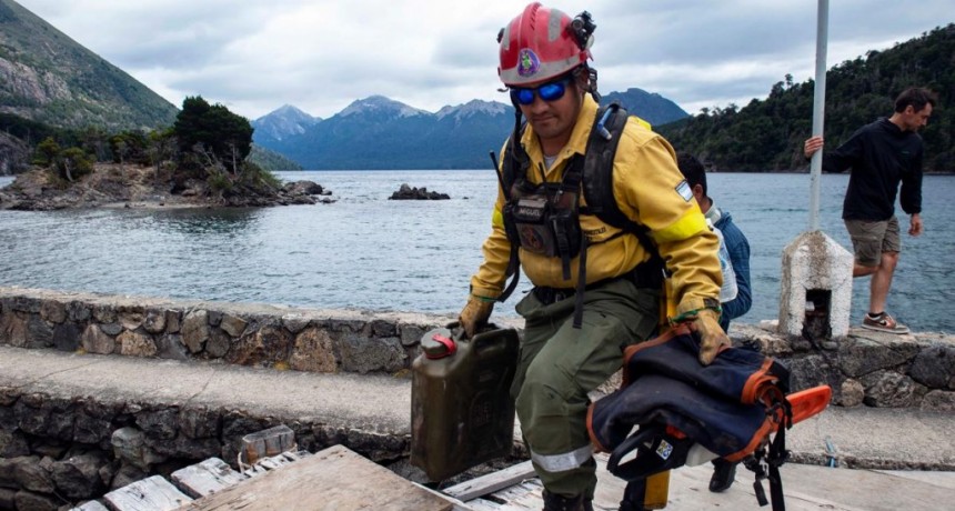  Brigadistas y helicópteros combaten el incendio en el Parque Nacional Nahuel Huapi 