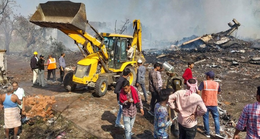  Ocho muertos y unos 80 heridos por una explosión en una fábrica de fuegos artificiales 
