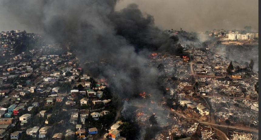  Boric anunció medidas para socorrer a los afectados por los incendios en Chile 
