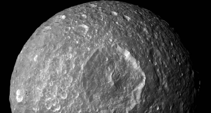  Descubrieron un océano de agua líquida en la luna Mimas de Saturno 