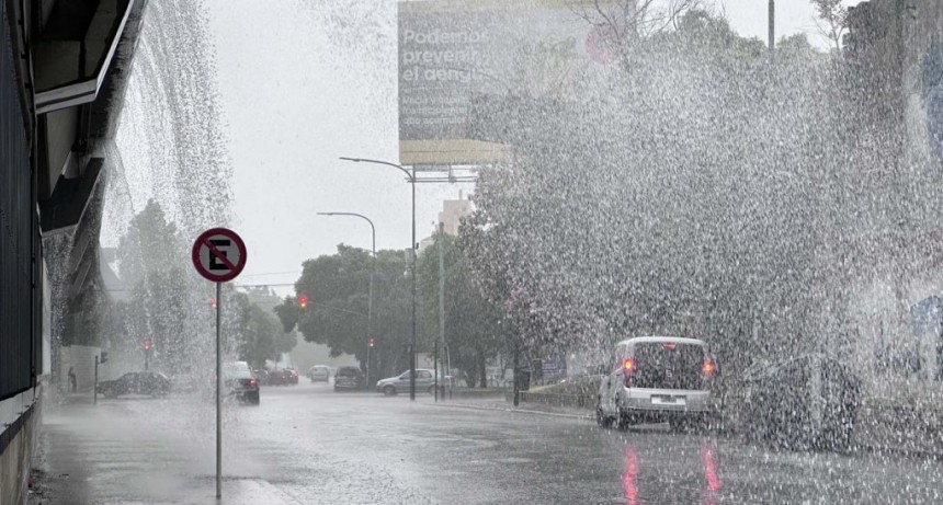  Calles inundadas, cortes de luz y subtes interrumpidos por fuertes tormentas 