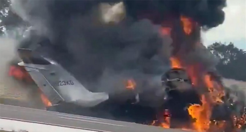  Dos personas murieron y tres sobrevivieron al estrellarse avioneta en autopista de EEUU 